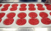 法國食品監測局查出一小批含大腸桿菌肉餅，超市發出招回食品通知。（圖源：AFP）