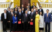 政府總理阮春福新與加坡投資商代表團合照。（圖源：光孝）
