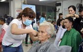 大水鑊醫院已先後組辦了７個愛心星期天活動以為病人剪頭髮、洗頭和表演文藝助興。