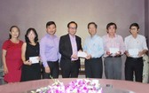 張豐裕先生(左四)代表萬盛發集團向各 華文中心負責人送醫保代金。