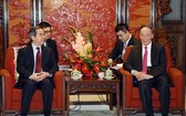 中華人民共和國國家副主席王岐山(右)17日上午在北京中南海親切接見越南中央經濟部長阮文平。(圖源：越通社)