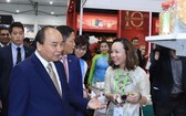 政府總理阮春福參觀越南企業展位。（圖源：統一）