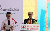 駐越南國際紅十字委員會正代表Gianny Volpin(右)在2018年“人道月”發動儀式上發表講話。