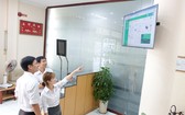 天龍集團員工通過屏幕跟進太陽能發電的數據。