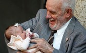 過去60年來，哈里森堅持獻血，據紅十字會估計，他的血液拯救了240萬名嬰兒。（圖源：互聯網）