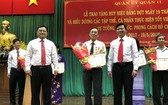 華人幹部王沛川獲得“學習胡志明主席道德榜樣”模範獎。