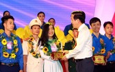 中央宣教部長武文賞給模範青年頒獎。（圖源：清雨）