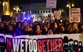 5月28日至6月8日，聯合國國際勞工組織(ILO)將在瑞士日內瓦召開年度大會，討論為消除職場暴力及騷擾制定新的國際標準。圖為3月8日國際婦女節當天，一群女性在意大利首都羅馬示威反對性騷擾。（圖源：AFP）