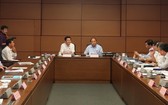 政府總理、海防市國會代表阮春福同代表們就有關工作進行討論並交換意見。