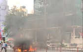 當駛至距離黎鴻鋒街約數十米時，該卡車突然燃燒起來，火勢越燒越猛。（圖源：丹元）
