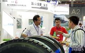 中國企業向越南企業介紹新技術。