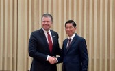 美國駐越南大使丹尼爾‧克里騰布林克與市人委會副主席陳永線握手合照。（圖源：之梅）