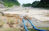 人工淡水庫的珍珠湖是吉婆鎮的淡水供應源已乾涸見底。（圖源：江征）