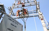 電力施工人員致力修復22千伏輸電線路。（圖源：杜芳）