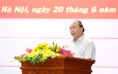 政府總理阮春福在會議上發表講話。（圖源：光孝）