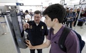 旅客在休士頓的喬治·布希洲際機場使用臉部辨識系統。（圖源：AP）