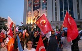 土耳其總統埃爾多安的支持者在安卡拉慶祝。（圖源：新華網）