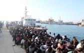 利比亞海軍當地時間24日在西部海域實施兩次救援行動，共救起948名非法移民。（圖源：新華網）