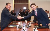 韓國土交通部第二次官金正烈(右)和朝鐵道省副相金潤革握手。（圖源：韓聯社）