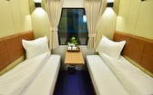 越南鐵路總公司已完成重新釘造具備雙臥鋪車廂列車，為乘客多樣化需求服務。（圖源：英維）