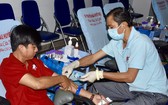 青年參加捐血活動。
