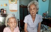 蔡桂月和老母親。