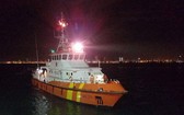 SAR 274救援船趕往海上出事地點並將遇險船員送上岸救治。（圖源：越通社）