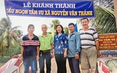 第八郡越南祖國陣線委員會、豐富會館代表參加新橋落成儀式。
