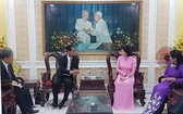 市越南祖國陣線委員會主席蘇氏碧珠（右二）接見占巴塞省老撾建國陣線委員會代表團。
