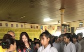 華人女企業家鄭慶芳和陳美珍發起與組團到林同省法華寺，看望並贈送禮物給當地的孤寡長者和孤兒。