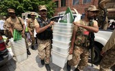 巴基斯坦大選前夕投票箱在士兵護送下運抵投票站。（圖源：互聯網）