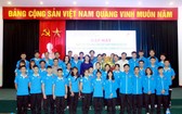 越南學生體育代表團合影留念。