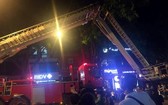 消防隊採用雲梯車營救被困在火警中的 5 人。(圖源:FB)