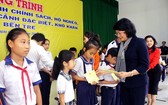 國家副主席、越南少兒輔助基金輔助委員會主任鄧氏玉盛向檳椥省巴椥和榕簪縣的貧困家庭學生贈送禮物。（圖源：成立）