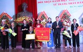 國會主席阮氏金銀向檳椥省婦女會授予「人民武裝力量英雄」 稱號。（圖源：光海）