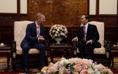 國家主席陳大光（右）接見英國大使加雷思‧沃德。（圖源：VOV）