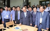 政府總理阮春福與各代表參觀木傢具展。（圖源：光孝）