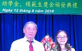 鄭鑫發理事長向優秀生曾靜詩頒獎。