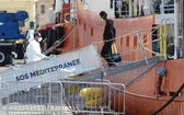 水瓶座號在馬爾他靠岸。法國等5個歐盟國家承諾分配收容船上141名移民。（圖源：AFP）