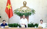 政府總理阮春福主持會議並發表講話。（圖源：光孝）