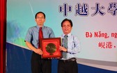峴港市大學校長阮玉武（右）向中國共青團中央學校部副部長石新明贈送紀念品。（圖源：江青）