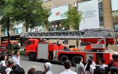 市消防警察科聞訊後迅速調派多輛消防車和數十名消防員趕抵現場滅火。（圖源：友科）
