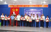 政府常務副總理張和平向好學貧困學生頒發助學金。(圖源:越通社)