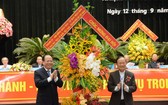 市委常務副書記畢成剛（左）向大會送鮮花表示祝賀。（圖源：長煌）