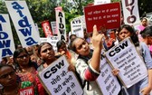 抗議者在新德里北部哈里亞納邦的Rewari市抗議強姦一名十九歲的女孩時高呼口號。 這些標語上寫著“莫迪先生，女孩只有活下來才能學習”、“一個不尊重女性的國家不會成長”。（圖源：路透社）