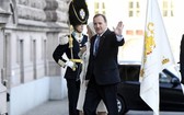 瑞典首相勒文昨（25​​日）抵達議會時，向鏡頭揮手示意。 （圖源：AFP）