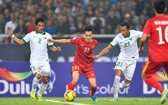 越南男足隊（深色衣）保持世界第一百零二位。