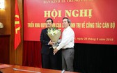中央經濟部長阮文平（右）向吳東海同志贈送鮮花表示祝賀。（圖源：PV）