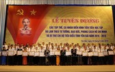 安沛省人委會向在學習與傚法胡伯伯榜樣運動中具代表性的60集體與128名黨支書頒贈紀念章及獎狀。（圖源：越通社）