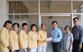 萬盛發集團代表向長青文藝俱樂部執委會贈送經費。